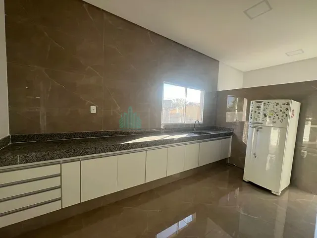 Casa com 300m² 3 quartos e 2 banheiros, para alugar, no bairro Vila União em Catalão