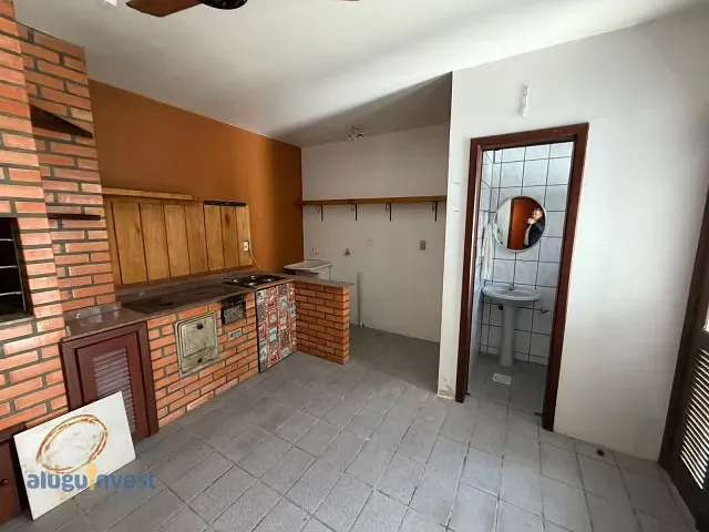 Casa 4 quartos e 6 banheiros, à venda, no bairro Balneário em Florianópolis