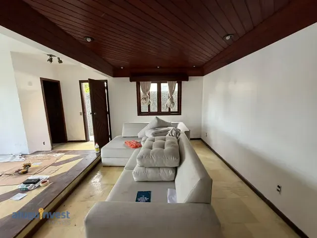 Casa 4 quartos e 6 banheiros, à venda, no bairro Balneário em Florianópolis
