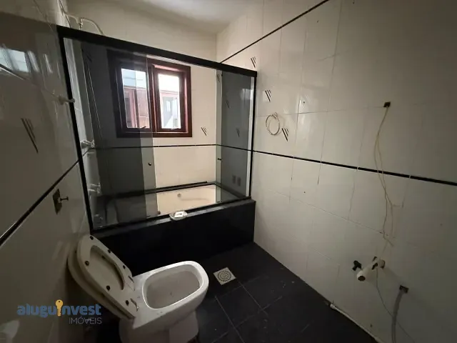 Casa 4 quartos e 6 banheiros, à venda, no bairro Balneário em Florianópolis