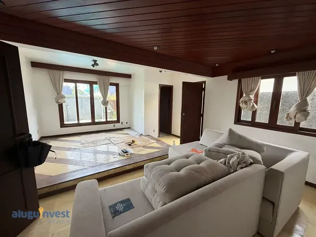 Casa 4 quartos e 6 banheiros, à venda, no bairro Balneário em Florianópolis