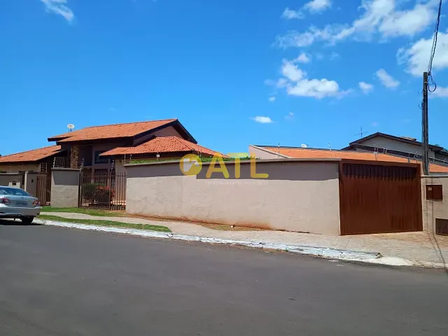 Casa 2 quartos e 2 banheiros, à venda ou para alugar, no bairro Nova Ourinhos em Ourinhos