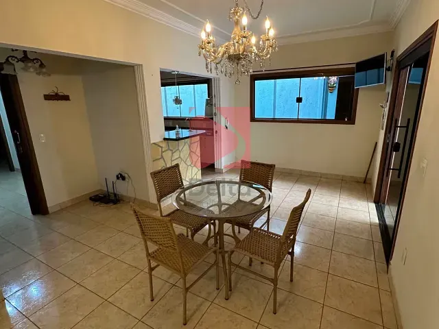 Casa 3 quartos e 5 banheiros, à venda, no bairro Jardim Carlos Gomes em Pirassununga