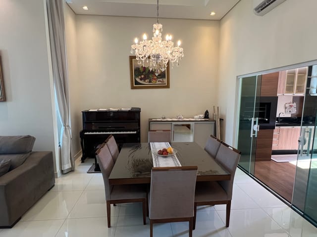 Casa com 258m² 3 quartos e 2 banheiros, à venda, no bairro Conjunto Habitacional Alexandre Urbanas em Londrina
