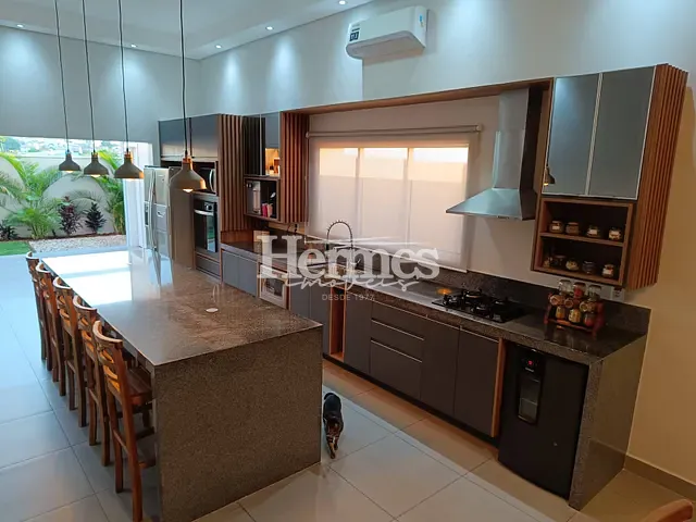 Casa com 300m² 3 quartos e 4 banheiros, à venda, no bairro Jardim Ypê em Paulínia