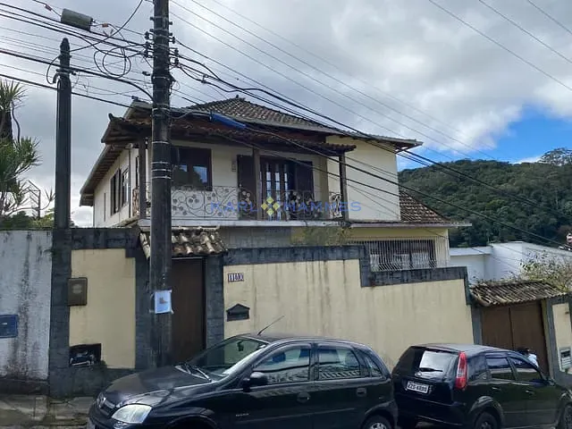Casa com 400m² 5 quartos e 2 banheiros, à venda, no bairro Coronel Veiga em Petrópolis