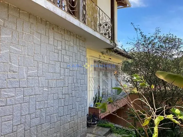 Casa com 400m² 5 quartos e 2 banheiros, à venda, no bairro Coronel Veiga em Petrópolis