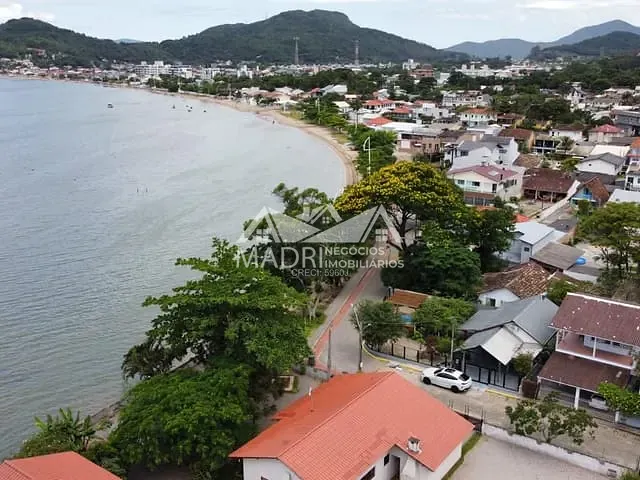 Casa com 306m² 2 quartos e 1 banheiro, à venda, no bairro Praia de Fora em Palhoça