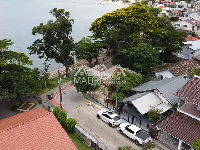 Casa com 306m² 2 quartos e 1 banheiro, à venda, no bairro Praia de Fora em Palhoça