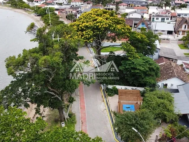 Casa com 306m² 2 quartos e 1 banheiro, à venda, no bairro Praia de Fora em Palhoça