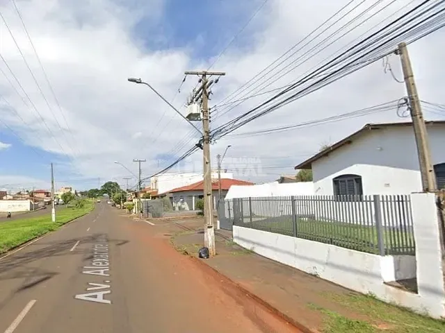 Casa com 328m² 4 quartos e 2 banheiros, à venda, no bairro Estados em Londrina