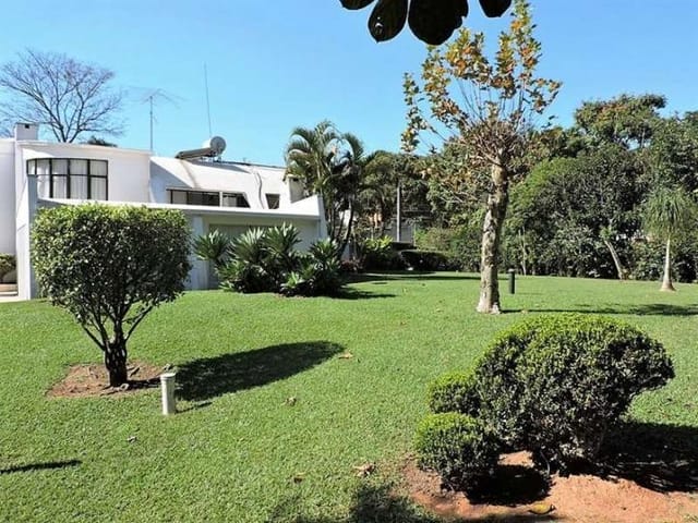 Casa com 5115m² 5 quartos e 8 banheiros, à venda, no bairro Chácara de La Rocca em Carapicuíba