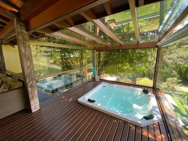 Casa com 950m² 7 quartos e 10 banheiros, à venda, no bairro Itaipava em Petrópolis