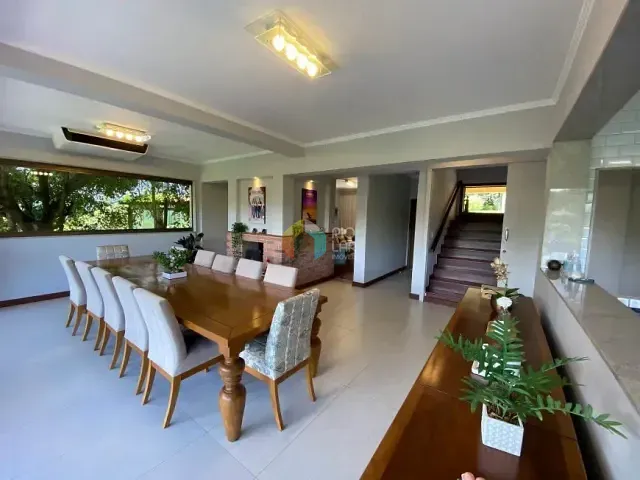 Casa com 950m² 7 quartos e 10 banheiros, à venda, no bairro Itaipava em Petrópolis