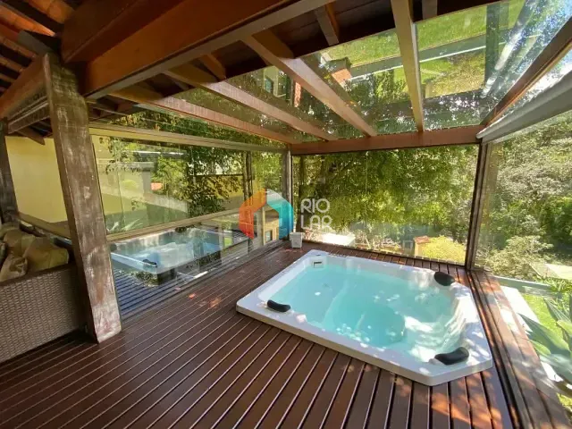 Casa com 950m² 7 quartos e 10 banheiros, à venda, no bairro Itaipava em Petrópolis