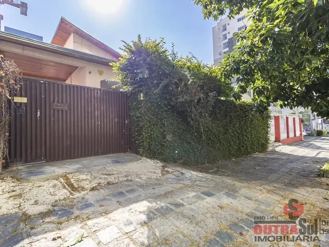 Casa 2 quartos e 4 banheiros, para alugar, no bairro ÁGUA VERDE em Curitiba