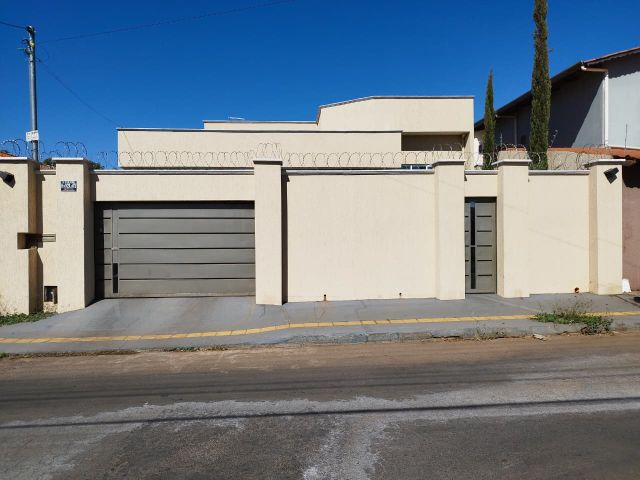 Casa 4 quartos e 3 banheiros, à venda, no bairro Jardim Mariliza em Goiânia