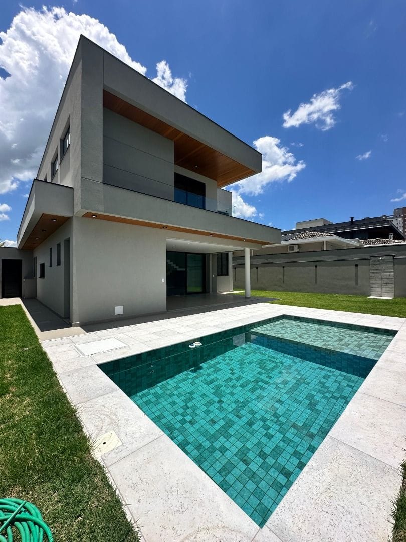 Casa nova no MontBlanc - Ampla área externa
