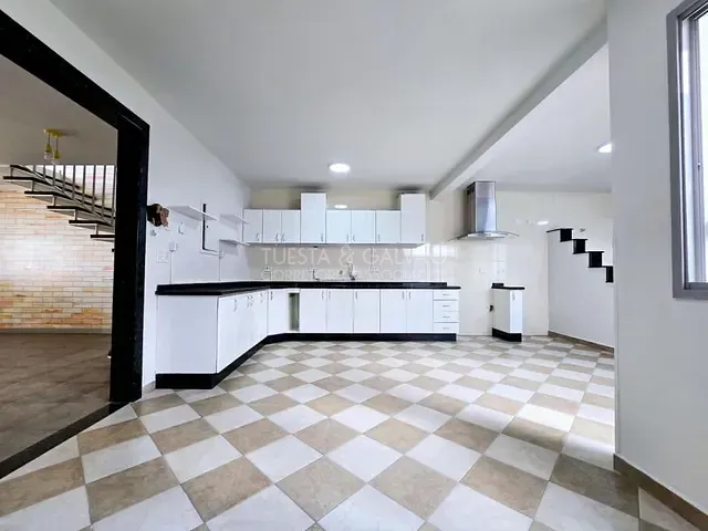 Casa com 220m² 5 quartos e 3 banheiros, à venda, no bairro Xaxim em Curitiba