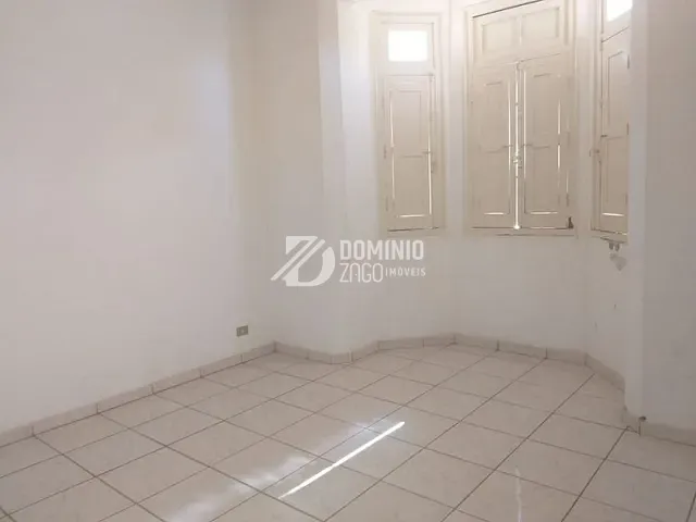 Casa com 282m² 3 quartos e 2 banheiros, para alugar, no bairro Centro em Uberaba