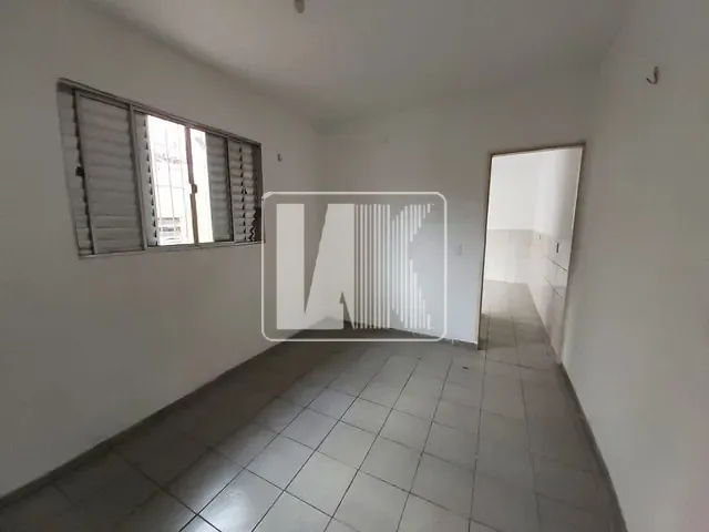 Casa com 28m², para alugar, no bairro Vila Palmares em Santo André