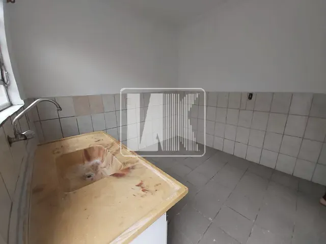 Casa com 28m², para alugar, no bairro Vila Palmares em Santo André