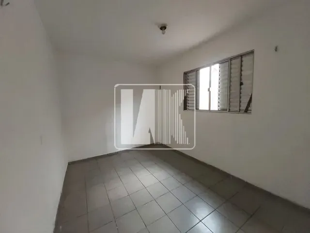 Casa com 28m², para alugar, no bairro Vila Palmares em Santo André