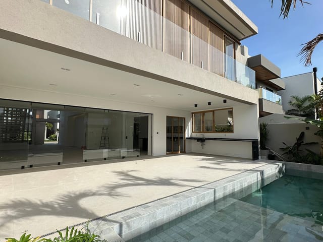 Casa com 302m² 4 quartos e 6 banheiros, à venda, no bairro Aruana em Aracaju