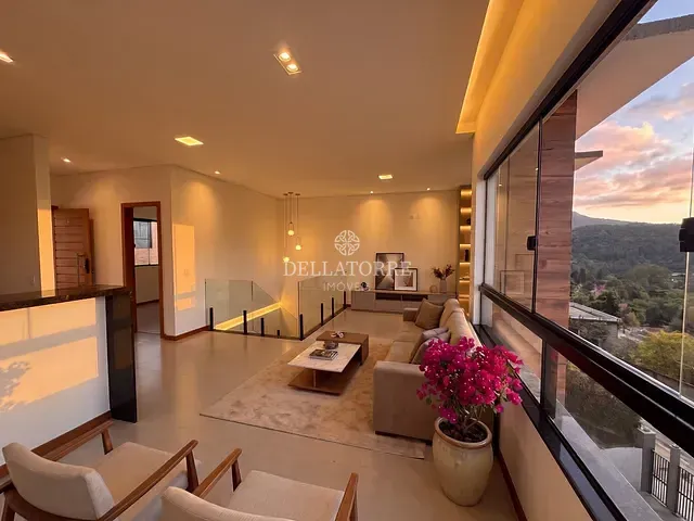 Casa com 1469m² 3 quartos e 3 banheiros, à venda, no bairro Golfe em Teresópolis