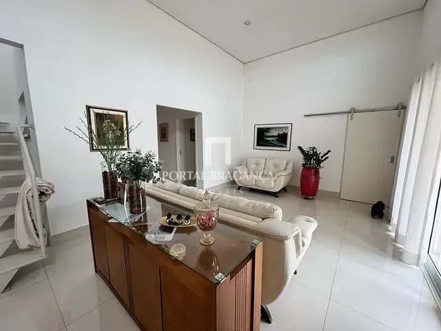 Casa com 1100m² 2 quartos e 4 banheiros, à venda, no bairro Jardim América em Bragança Paulista
