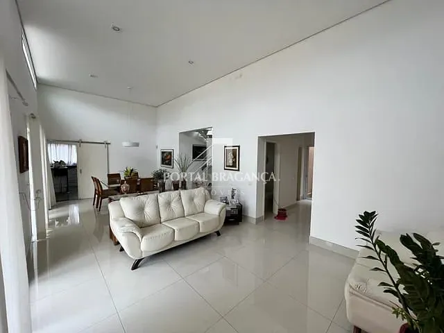 Casa com 1100m² 2 quartos e 4 banheiros, à venda, no bairro Jardim América em Bragança Paulista