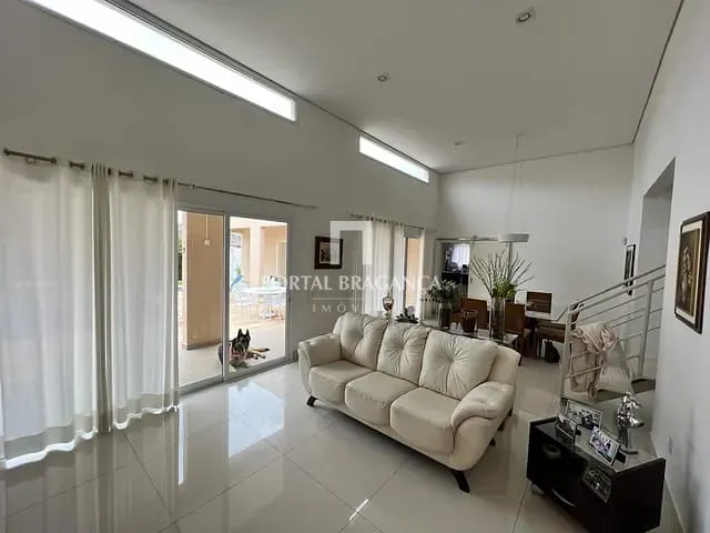 Casa com 1100m² 2 quartos e 4 banheiros, à venda, no bairro Jardim América em Bragança Paulista