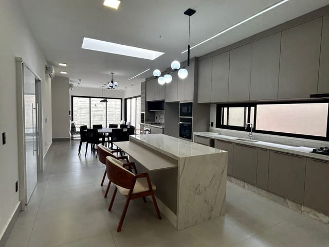 Casa com 327m² 3 quartos e 4 banheiros, à venda, no bairro Parque Universitário em Franca