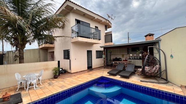 Casa com 260m² 3 quartos e 4 banheiros, à venda, no bairro Califórnia em Londrina