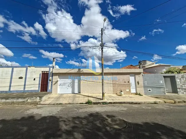 Casa com 300m² 3 quartos e 2 banheiros, à venda, no bairro Candeias em Vitória da Conquista