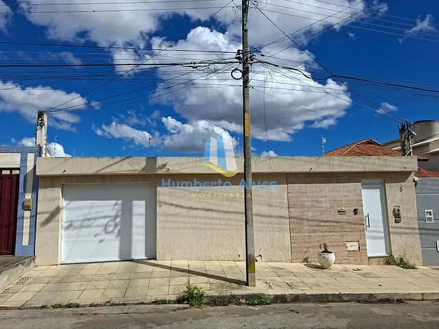 Casa com 300m² 3 quartos e 2 banheiros, à venda, no bairro Candeias em Vitória da Conquista