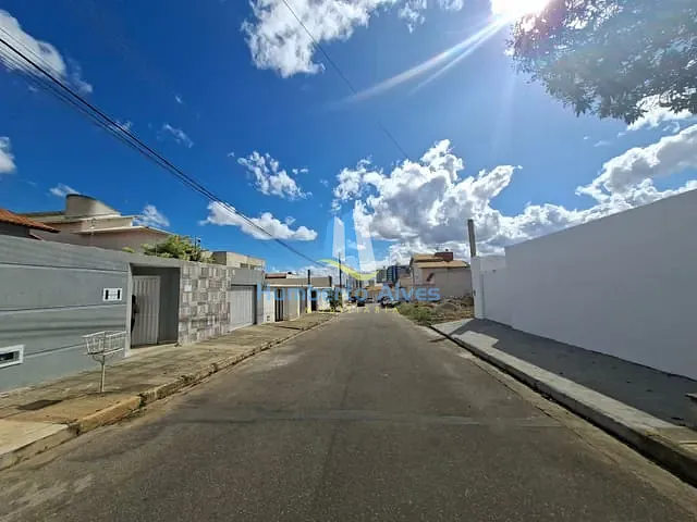 Casa com 300m² 3 quartos e 2 banheiros, à venda, no bairro Candeias em Vitória da Conquista