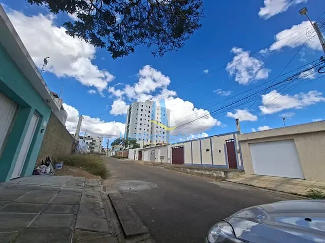 Casa com 300m² 3 quartos e 2 banheiros, à venda, no bairro Candeias em Vitória da Conquista