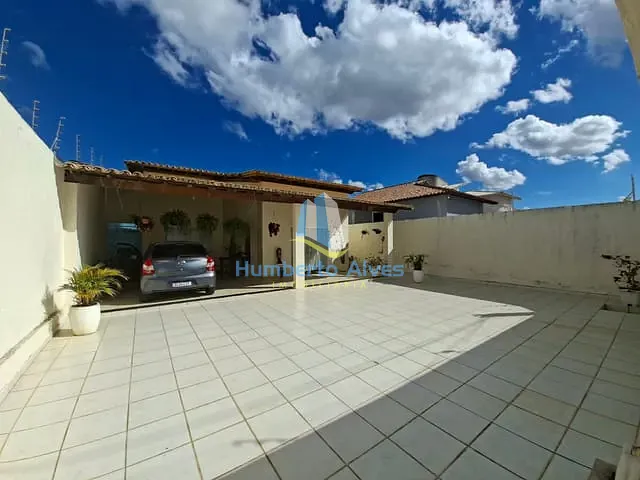 Casa com 300m² 3 quartos e 2 banheiros, à venda, no bairro Candeias em Vitória da Conquista