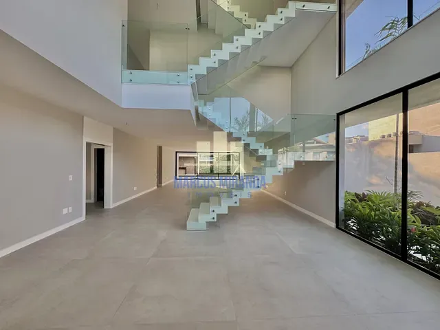 Casa com 840m² 5 quartos e 8 banheiros, à venda, no bairro Barra da Tijuca em Rio de Janeiro