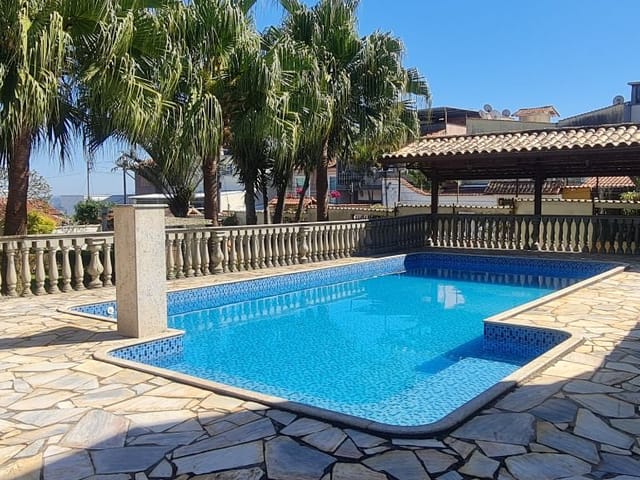 Casa com 826m² 7 quartos e 1 banheiro, para alugar, no bairro Santana em Juiz de Fora
