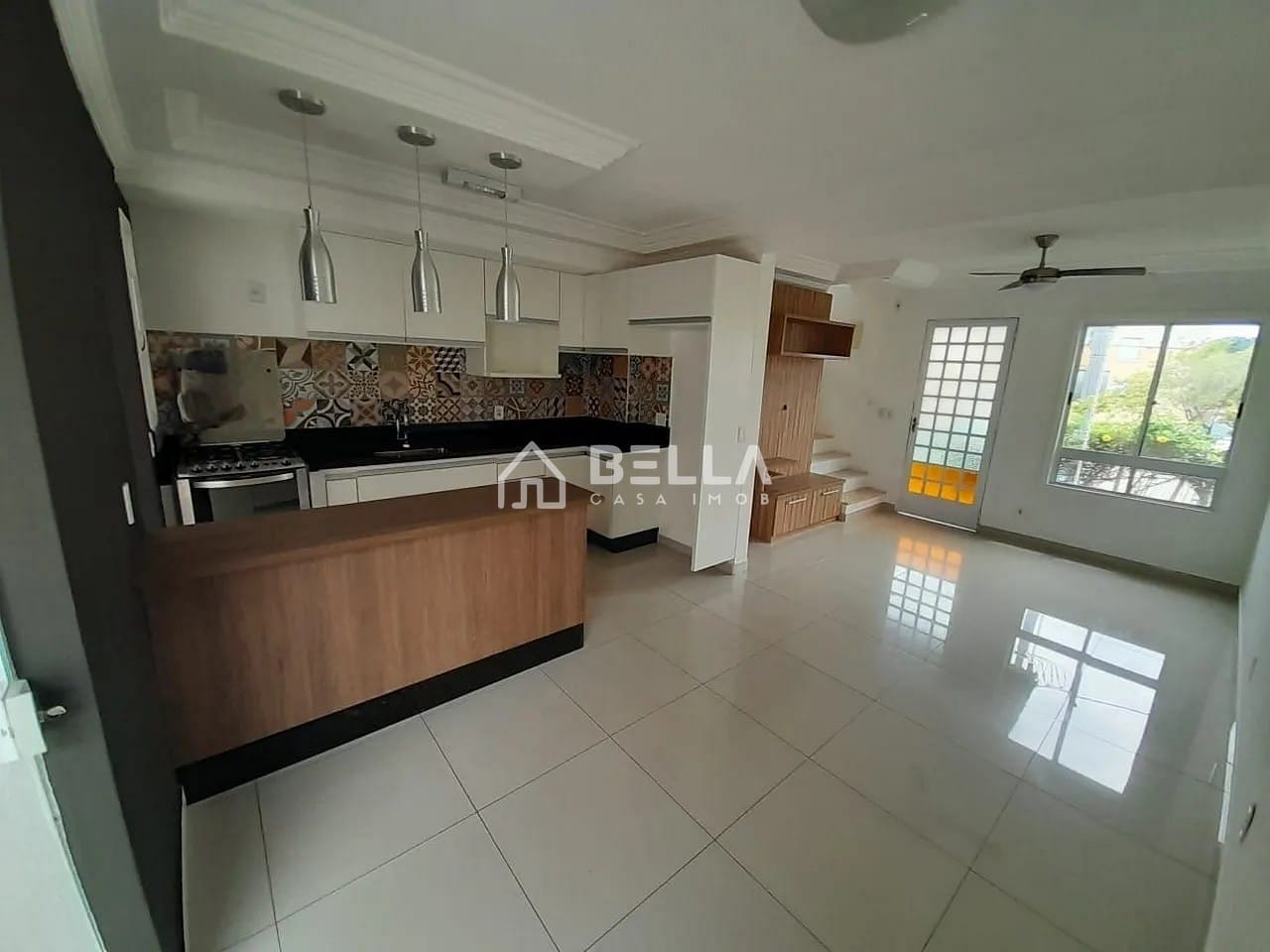 Casa à venda com 2 quartos, 100m² - Foto 1