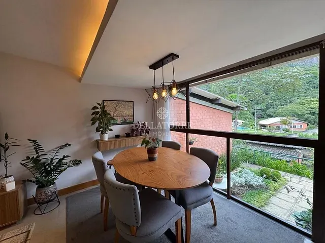 Casa com 7790m² 2 quartos e 2 banheiros, à venda, no bairro Cascata do Imbuí em Teresópolis