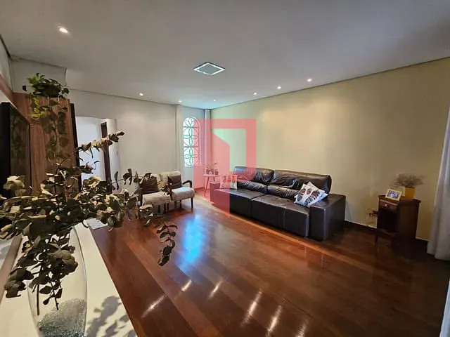 Casa com 300m² 4 quartos e 3 banheiros, à venda, no bairro Caiçara em Belo Horizonte