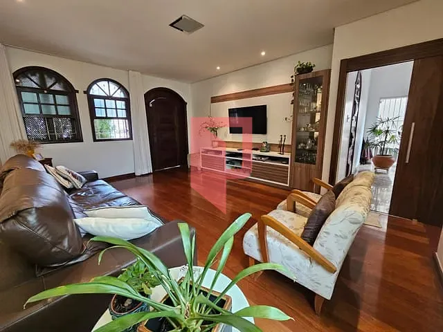 Casa com 300m² 4 quartos e 3 banheiros, à venda, no bairro Caiçara em Belo Horizonte