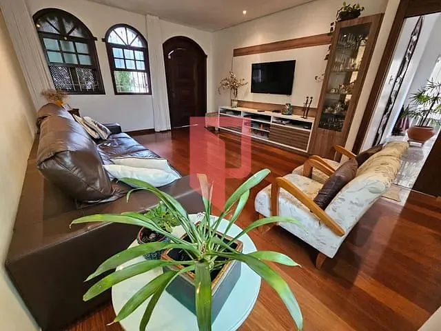 Casa com 300m² 4 quartos e 3 banheiros, à venda, no bairro Caiçara em Belo Horizonte