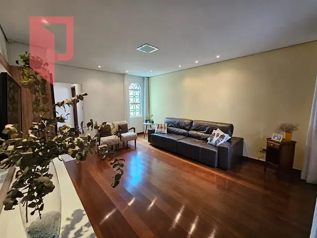 Casa com 300m² 4 quartos e 3 banheiros, à venda, no bairro Caiçara em Belo Horizonte
