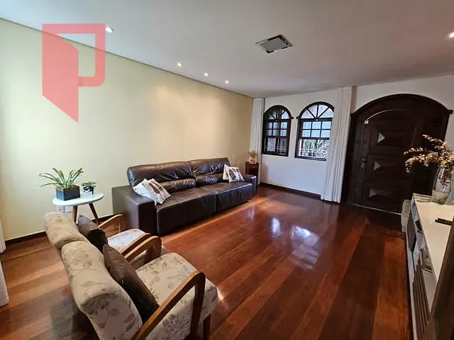 Casa com 300m² 4 quartos e 3 banheiros, à venda, no bairro Caiçara em Belo Horizonte