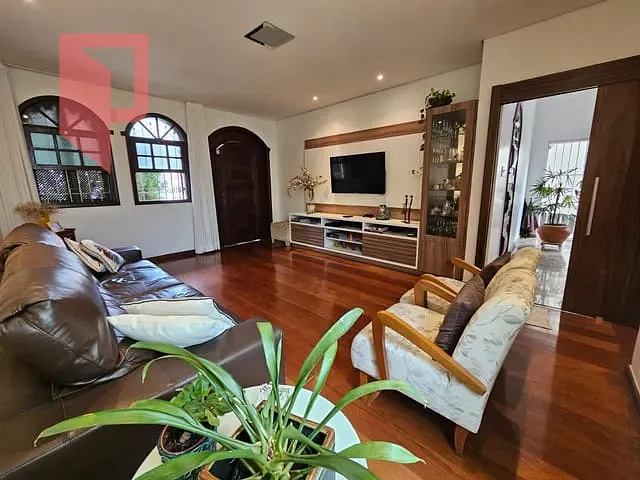 Casa com 300m² 4 quartos e 3 banheiros, à venda, no bairro Caiçara em Belo Horizonte