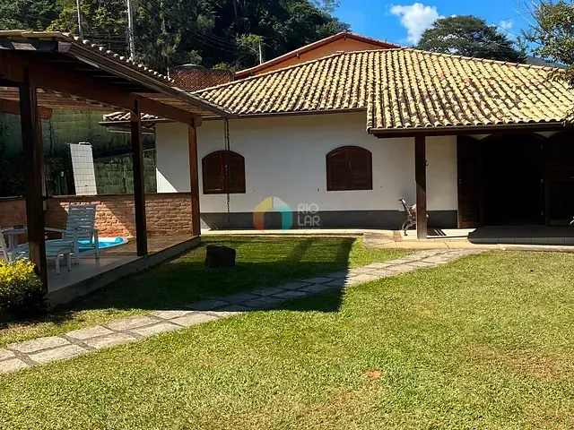 Casa com 500m² 4 quartos e 2 banheiros, à venda, no bairro Corrêas em Petrópolis